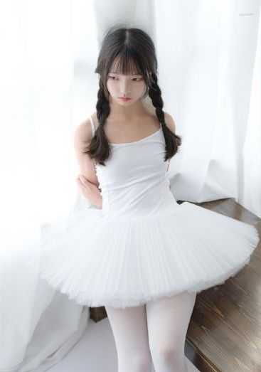 美女脱去内衣露出胸软件