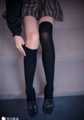 变成黑皮肤女孩和朋友在一起