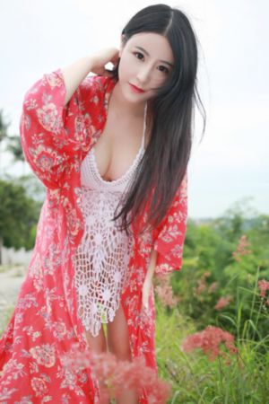 美女把胸全部露出