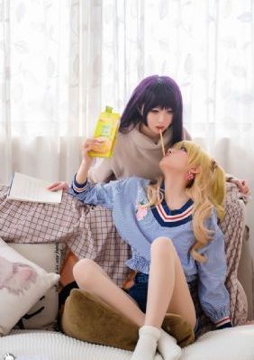 一男一女在家里撒狗粮还斗地主